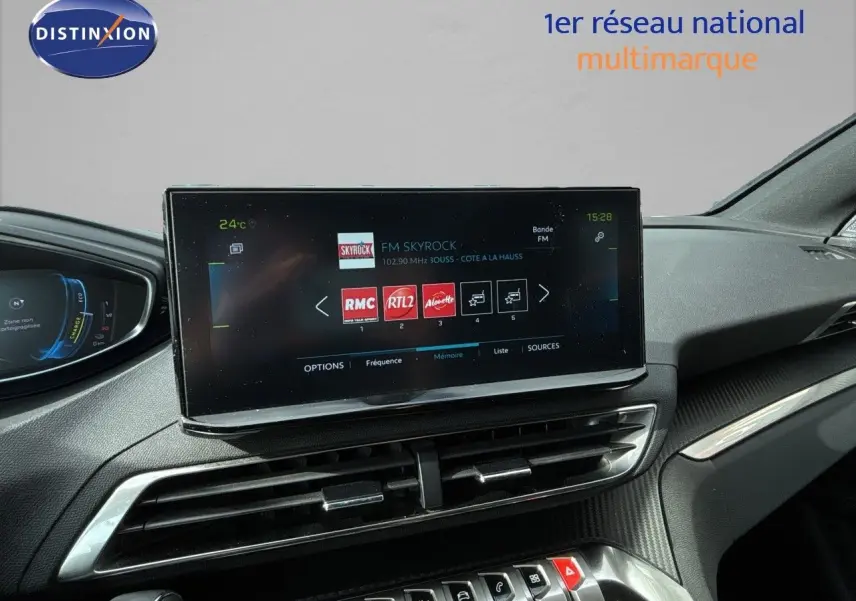 Écran tactile central et tableau de bord noir du Peugeot 3008 Hybrid 2024, vue intérieure avant côté conducteur.