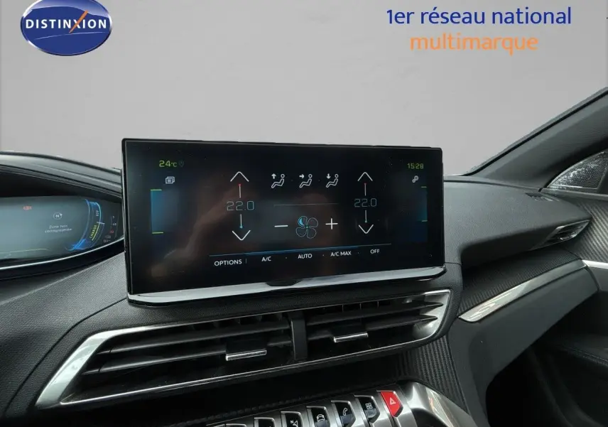 Écran tactile central affichant la climatisation dans l’habitacle noir d’un Peugeot 3008 gris platinium, vue intérieure avant.