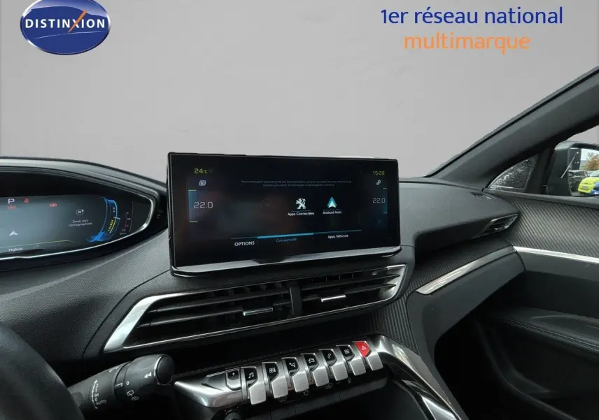 Intérieur du Peugeot 3008 Hybrid 180ch 2024, vue côté droit sur tableau de bord et écran tactile central.
