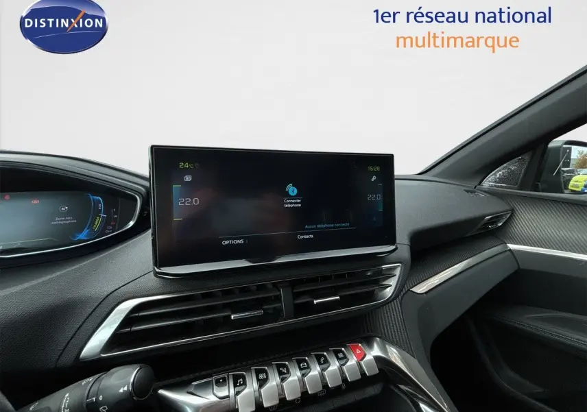 Tableau de bord et écran tactile central du Peugeot 3008 gris platinium, intérieur moderne avec finitions carbone.