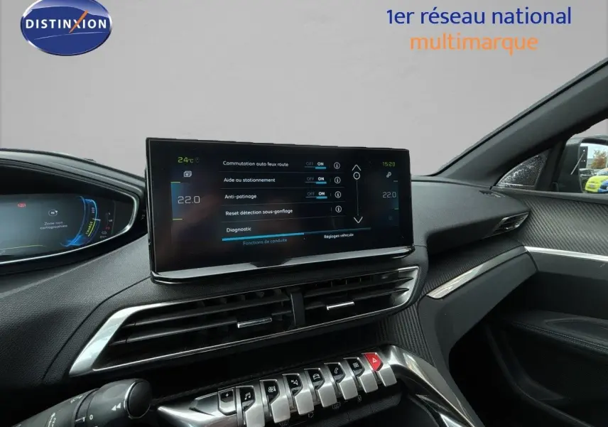 Vue intérieure du tableau de bord du Peugeot 3008 Hybrid 2024, avec écran tactile central et commandes piano en aluminium.