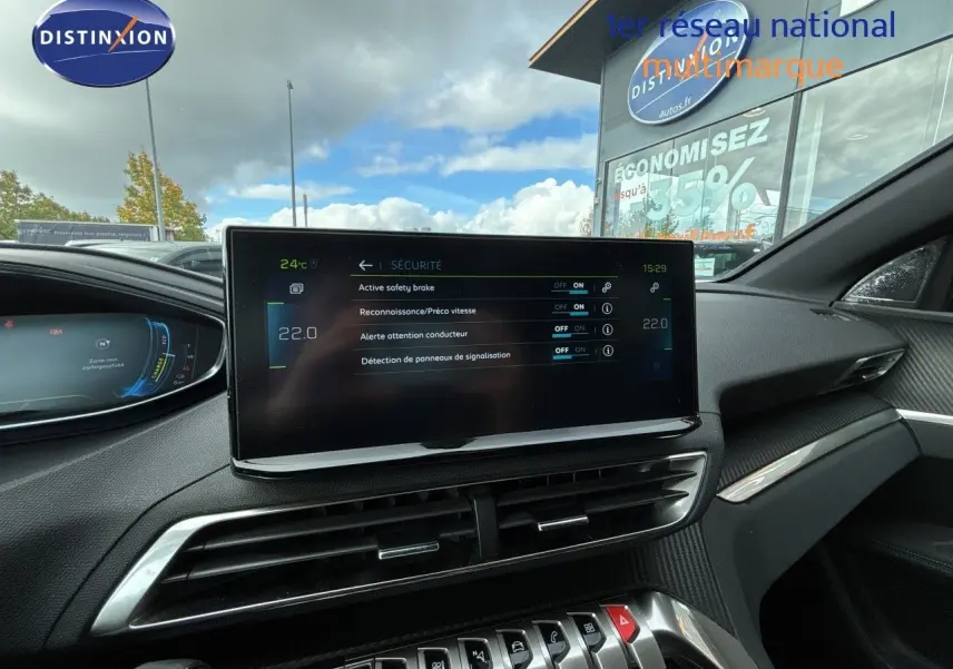 Vue intérieure du tableau de bord du Peugeot 3008 Hybrid 2024, écran tactile affichant les réglages de sécurité.