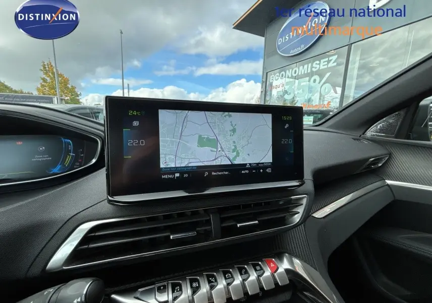 Vue intérieure du tableau de bord du Peugeot 3008 Hybrid gris platinium, avec écran tactile central affichant une carte de navigation.