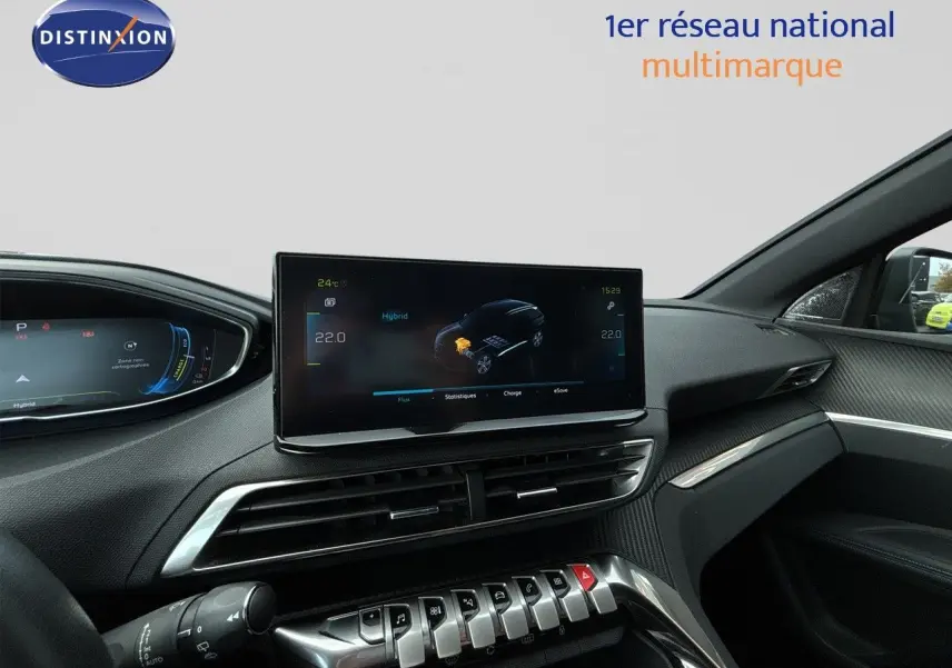 Vue intérieure du tableau de bord du Peugeot 3008 Hybrid 2024 avec écran tactile central et finitions noires élégantes.