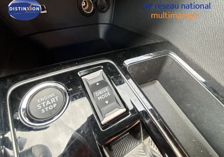 Détail intérieur de la console centrale du Peugeot 3008 Hybrid 2024 avec bouton start/stop et sélecteur drive mode.