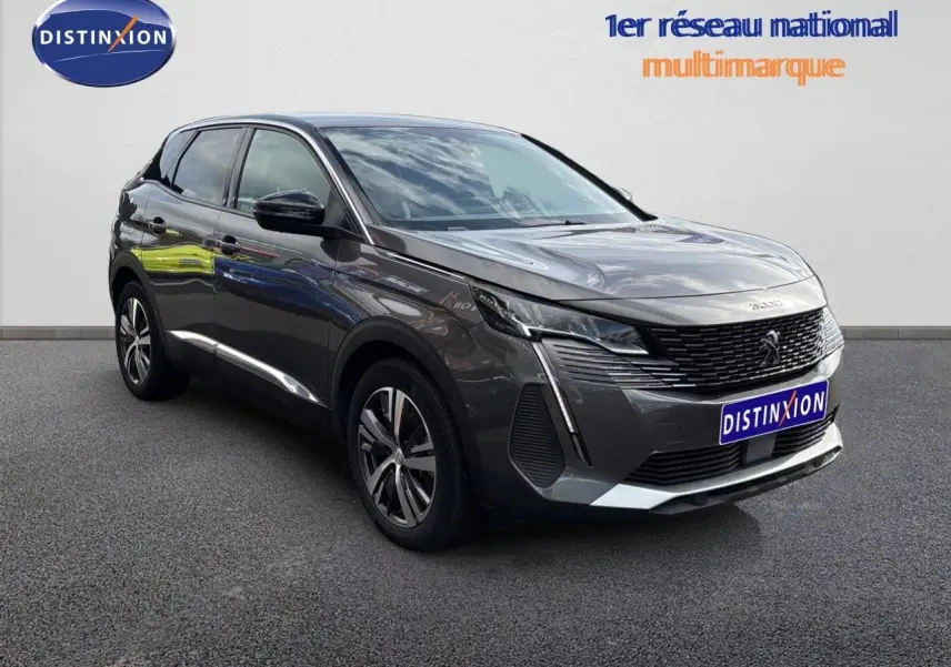 Peugeot 3008 Hybrid gris platinium métal en 3/4 avant droit, avec calandre noire et jantes alliage bicolores.