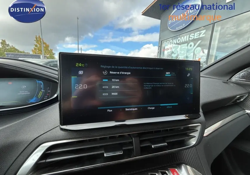Vue intérieure du tableau de bord du Peugeot 3008 Hybrid gris platinium, avec écran tactile central affichant les réglages d'autonomie électrique.