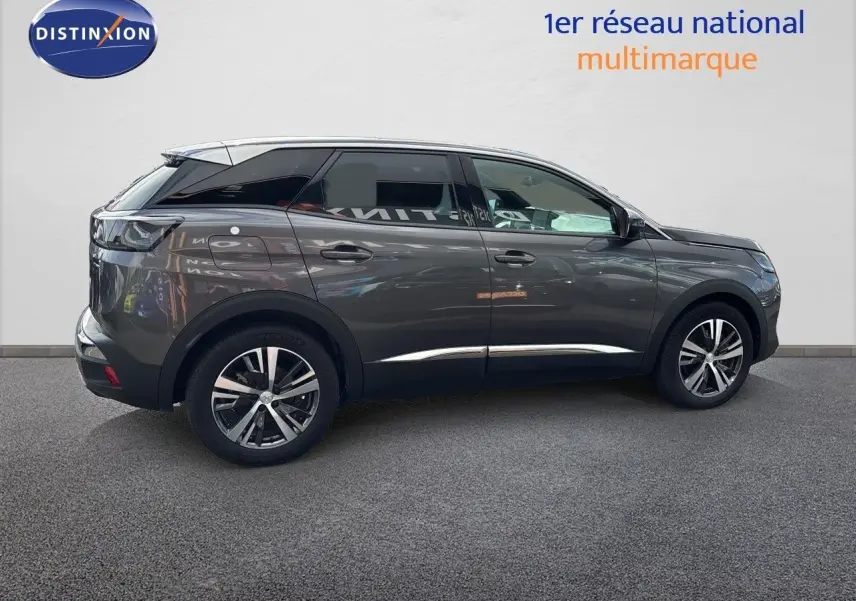 Vue latérale droite d’un Peugeot 3008 Hybrid gris platinium métal, soulignant ses lignes modernes et ses jantes alliage.
