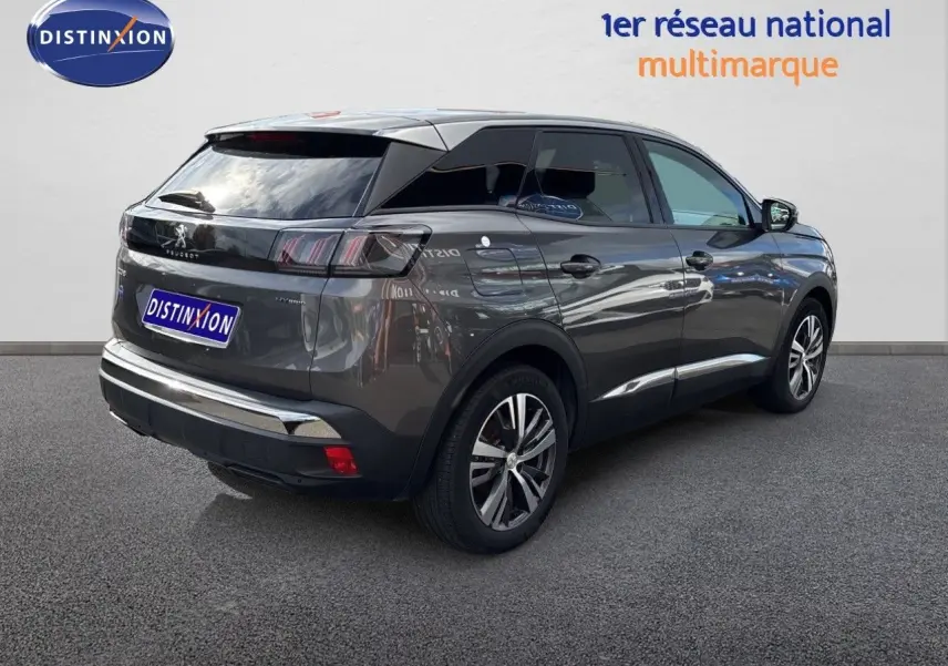 Peugeot 3008 hybride gris platinium métal en 3/4 arrière droit, avec jantes alliage et vitres teintées.