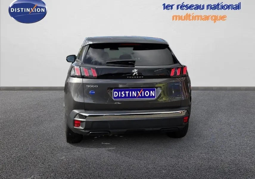 Vue arrière d’un Peugeot 3008 Hybrid gris platinium métal, avec feux arrière LED caractéristiques et logo Peugeot visible.