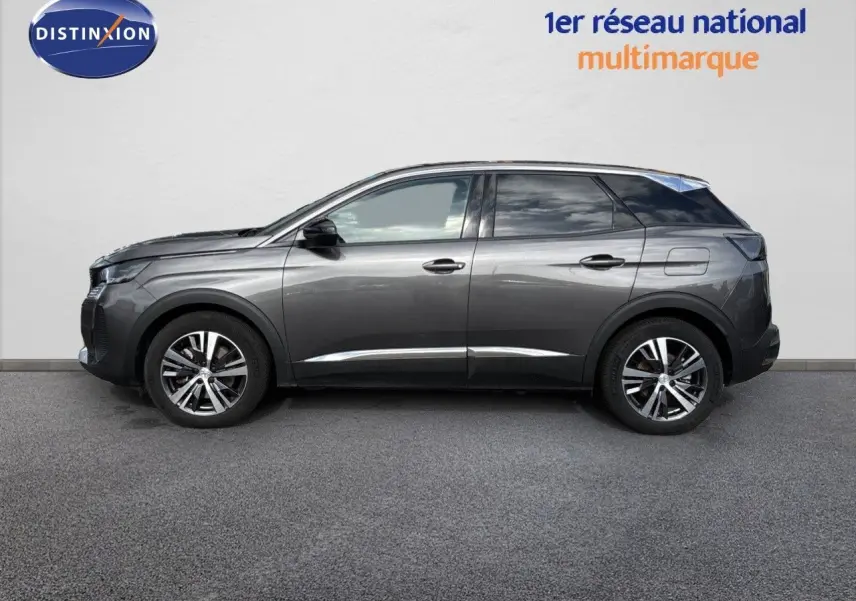 Vue de profil côté gauche d’un Peugeot 3008 Hybrid gris platinium métallisé avec jantes alliage et lignes chromées.