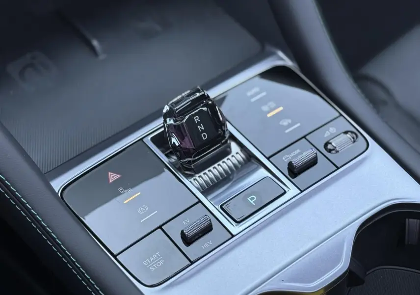 Gros plan sur la console centrale du BYD SEAL U 1.5 DM-i 218 Boost avec levier de vitesses automatique et commandes tactiles.