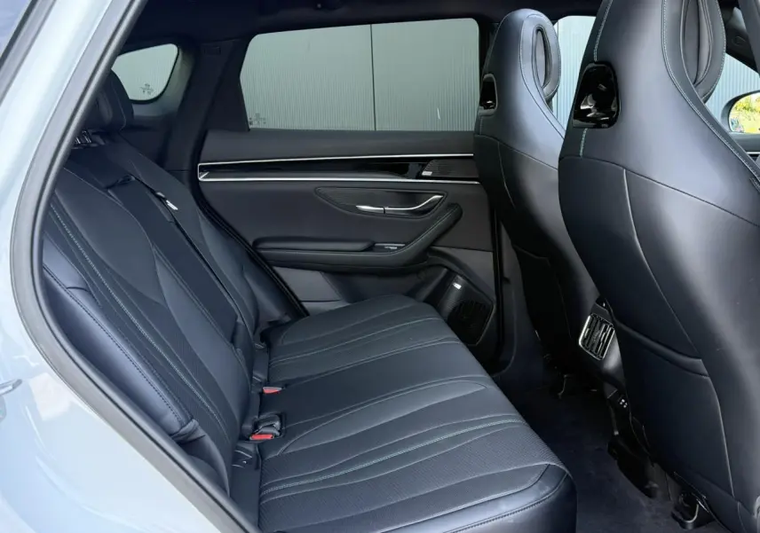 Vue intérieure côté gauche des sièges arrière noirs en similicuir vegan du BYD SEAL U 1.5 DM-i 218 Boost Snow White, 2025.
