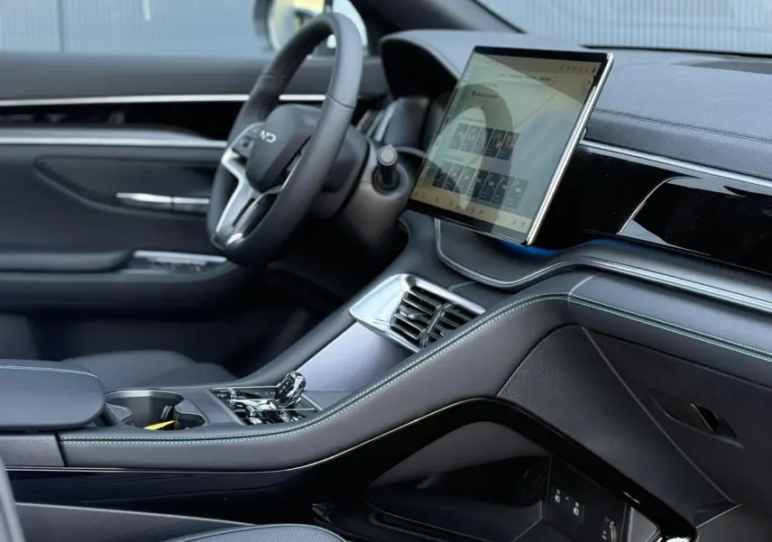 Vue intérieure côté conducteur du BYD SEAL U 1.5 DM-i 218 Boost avec écran tactile rotatif et sellerie noire élégante.