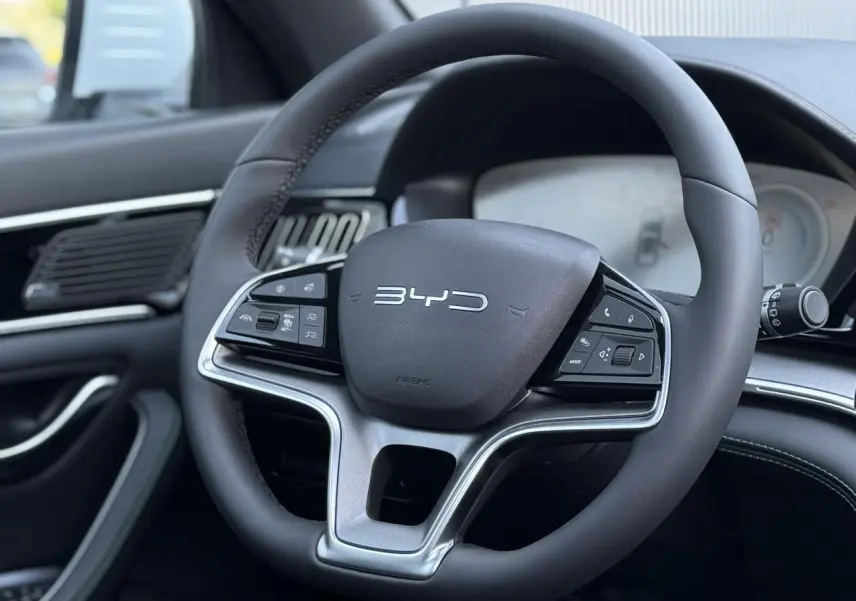 Gros plan sur le volant noir multifonction BYD avec insertions argentées dans l’habitacle du SEAL U.
