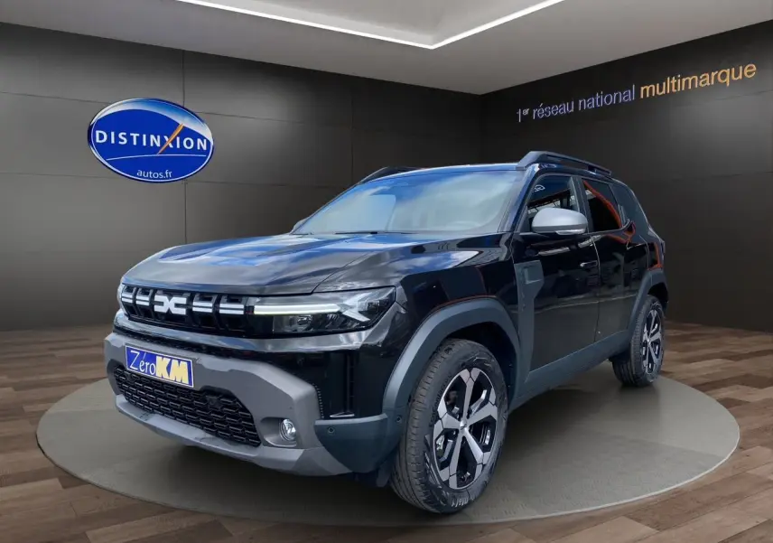 Vue 3/4 avant du Dacia Duster hybride noir avec jantes alliage et détails gris sur bouclier et rétroviseurs.