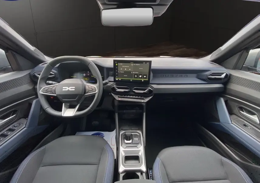Intérieur noir et bleu du Dacia Duster 2025, vue frontale du tableau de bord avec écran tactile central.