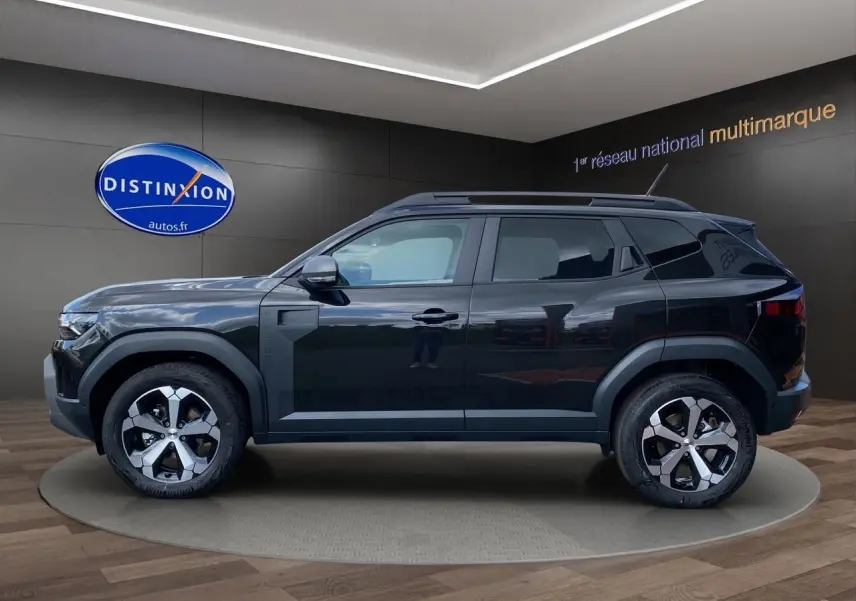 Profil côté gauche du Dacia Duster hybride noir 2025 avec jantes alliage et barres de toit visibles