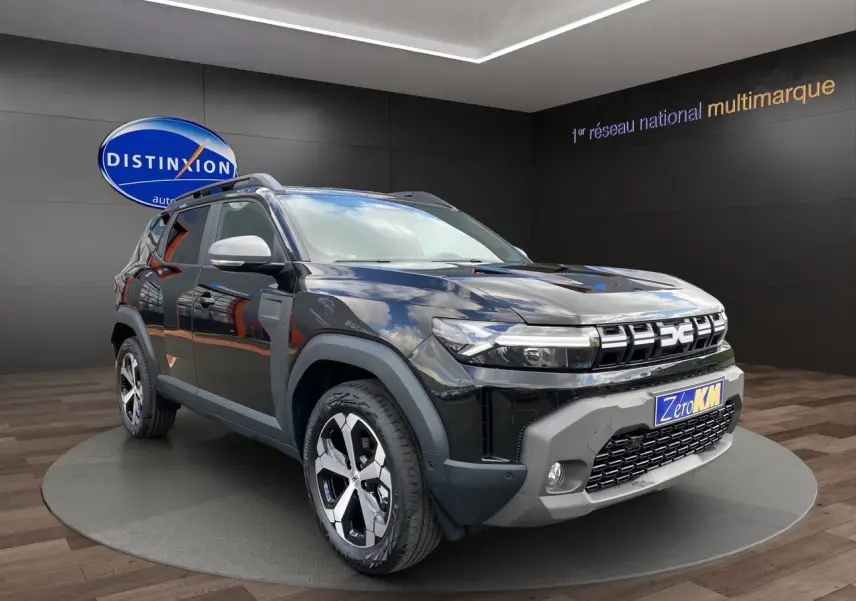 Dacia Duster hybride noir en 3/4 avant droit, avec calandre distinctive et jantes alliage modernes.
