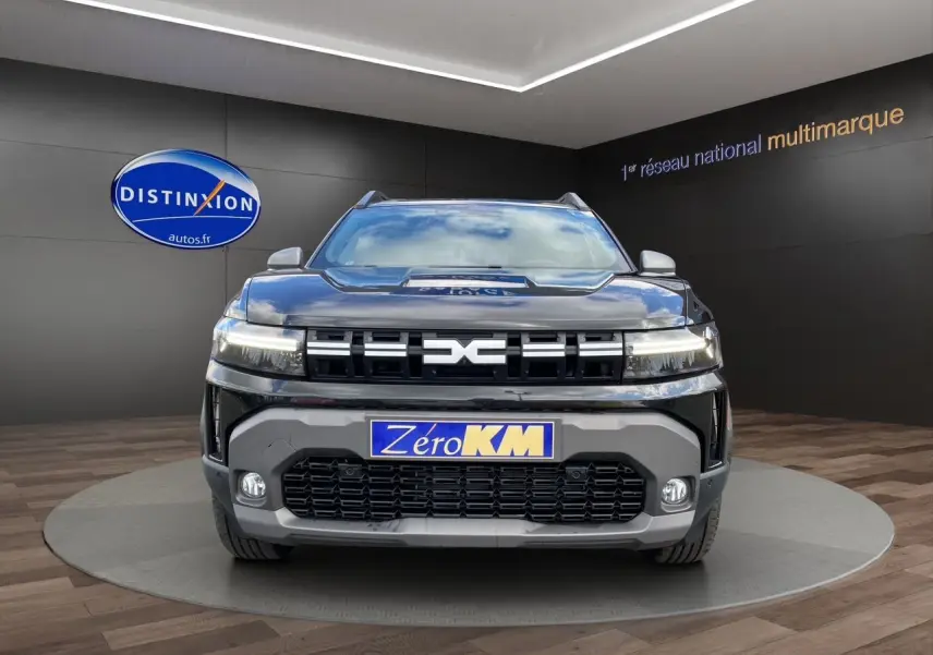 Vue frontale du Dacia Duster hybride noir 2025 avec calandre marquée et phares LED intégrés.