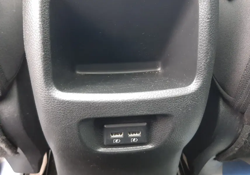 Vue rapprochée de la console arrière noire du Nissan Qashqai 2020, avec deux ports USB visibles.