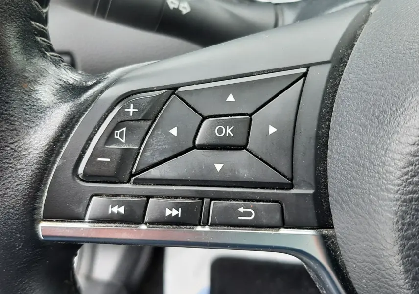 Gros plan sur les commandes multifonctions noires du volant côté gauche du Nissan Qashqai DCI 115 N-Connecta 2020.