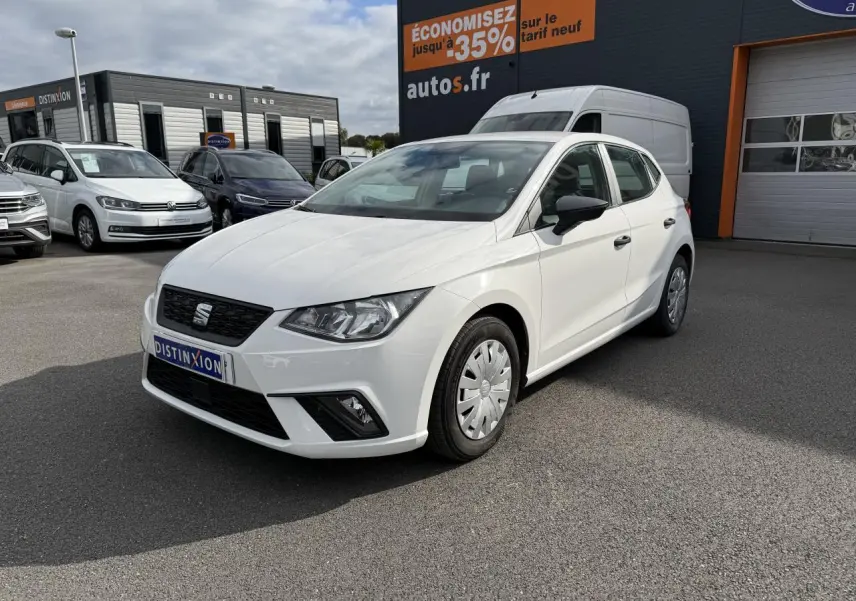 SEAT Ibiza 1.6 TDI blanc Candy vue 3/4 avant droit, avec rétroviseurs noirs et jantes enjoliveurs.