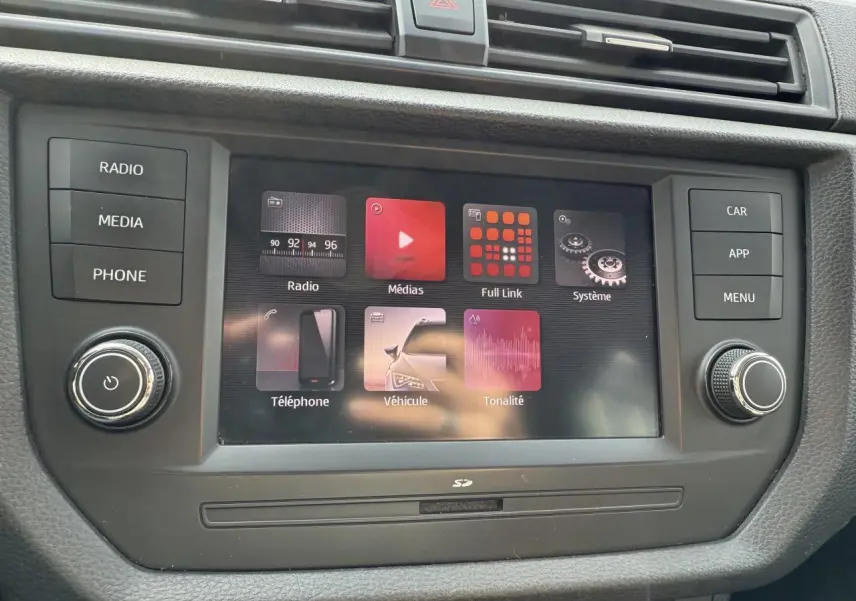 Écran tactile multimédia 6,5 pouces de la SEAT Ibiza 1.6 TDI 2019 avec commandes radio et téléphone visibles.