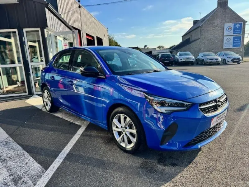 Opel Corsa 1.2 Turbo bleu voltaïque métallisé vue 3/4 avant avec jantes alu et rétroviseurs noirs.