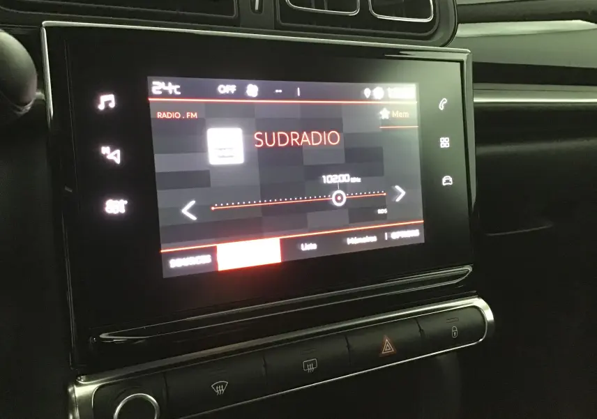 Écran tactile central de la Citroën C3 2022 affichant la radio FM SudRadio dans un intérieur noir.