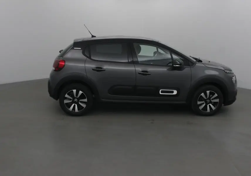 Citroën C3 2022 gris platinium vue de profil côté gauche avec protections latérales noires et jantes biton.