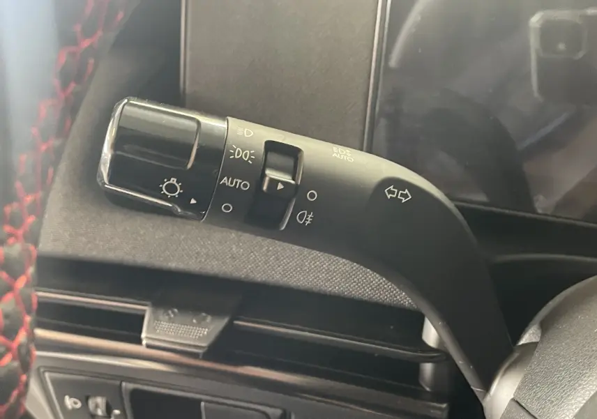 Vue 3/4 arrière droite du Hyundai Tucson gris Ecotronic avec feux arrière LED et jantes sport en concession.