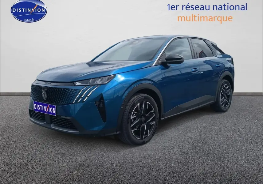 Peugeot 3008 bleu en 3/4 avant droit, avec calandre noire et jantes alliage distinctives.