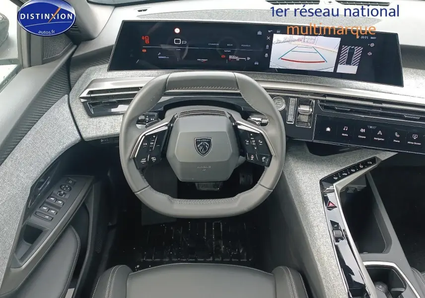 Vue intérieure frontale du tableau de bord gris clair et volant cuir noir du Peugeot 3008 1.2 hybrid 145 allure 2025.