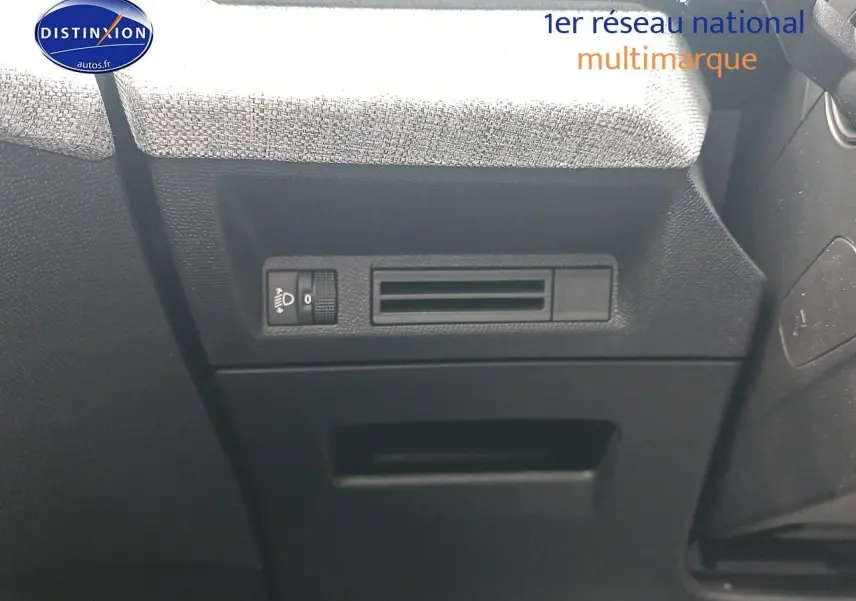 Détail intérieur montrant le réglage des phares et la sortie d’aération côté gauche du Peugeot 3008 bleu 2025.