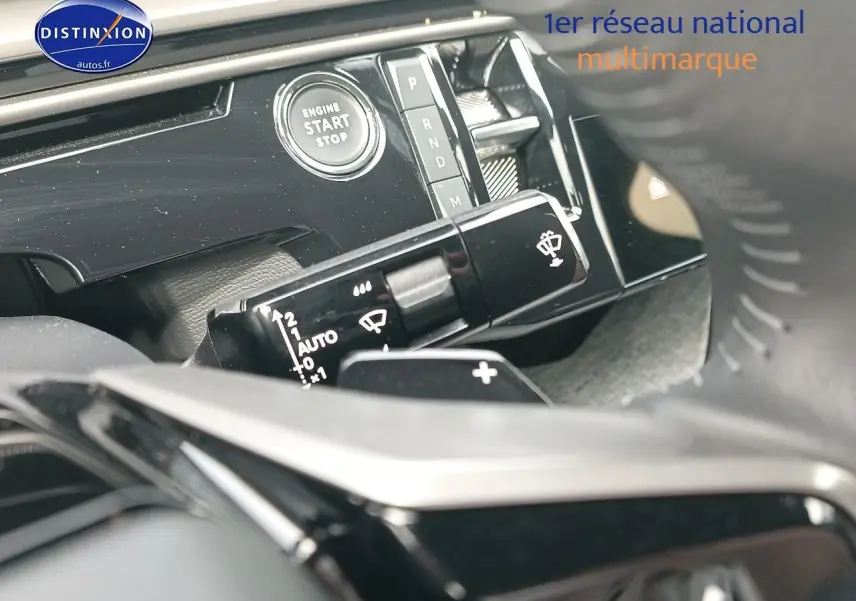 Détail intérieur du Peugeot 3008 2025 montrant la commande de démarrage, levier de vitesses et manette d’essuie-glace.