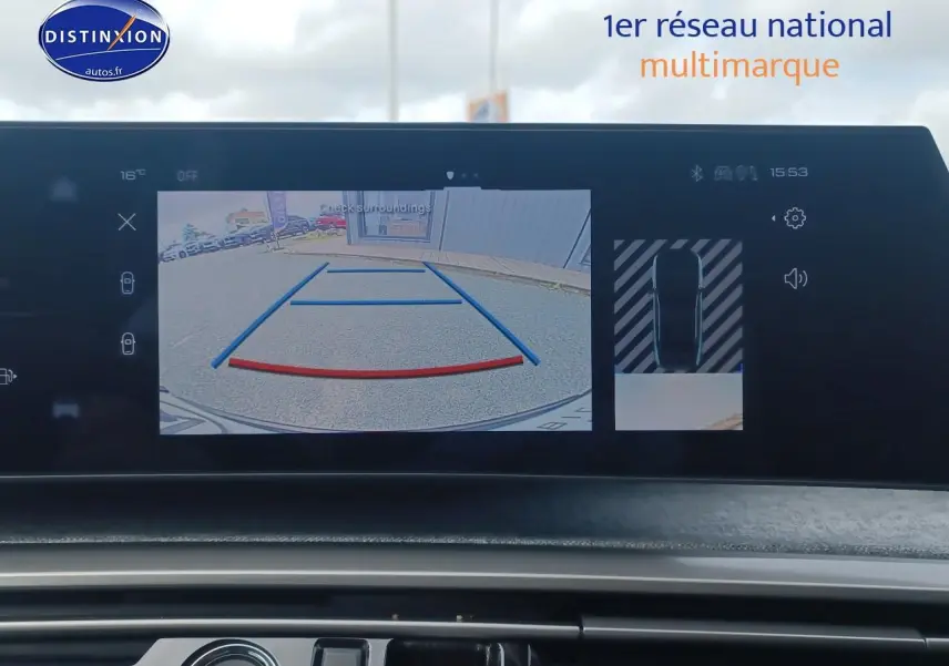 Vue de l'écran tactile intérieur montrant la caméra de recul et l'aide au stationnement du Peugeot 3008 bleu 2025.