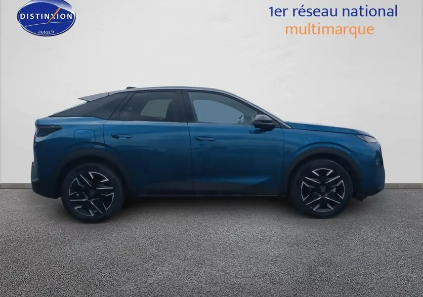 Profil côté gauche d’un Peugeot 3008 bleu 2025 avec jantes alliage et toit noir contrasté.