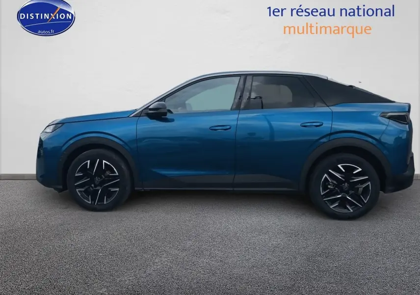 Profil latéral droit d'un Peugeot 3008 bleu 2025 avec jantes alliage et vitres arrière surteintées.