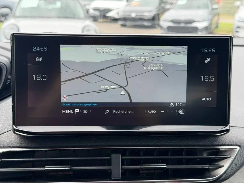 Écran tactile central du Peugeot 3008 2024 affichant la navigation, avec commandes climatisation visibles en dessous.