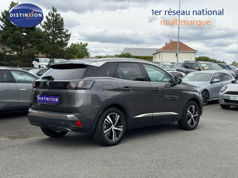 Peugeot 3008 Gris Platinium vue 3/4 arrière droit, avec jantes alliage et toit noir contrasté, sur parking extérieur.
