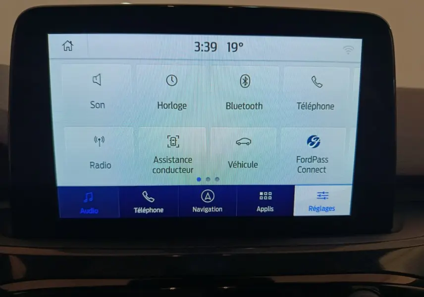 Écran tactile central du Ford Kuga 2024 affichant les options audio, téléphone, navigation et réglages.
