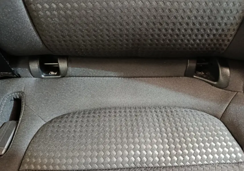 Gros plan sur l'assise arrière en tissu noir texturé du Ford Kuga 2024, version St Line.