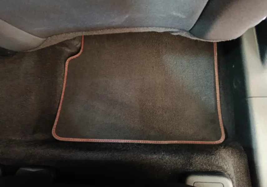 Tapis de sol noir avec surpiqûres rouges dans l'habitacle d'un Ford Kuga 2.0 EcoBlue 2024.