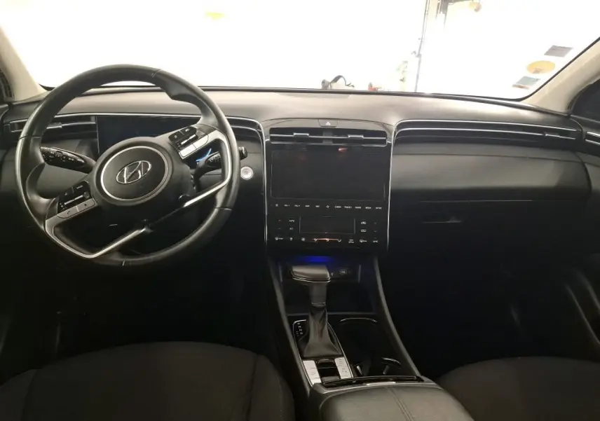 Gros plan sur la jante alliage grise et le pneu Pirelli du Hyundai Tucson blanc, côté avant droit.