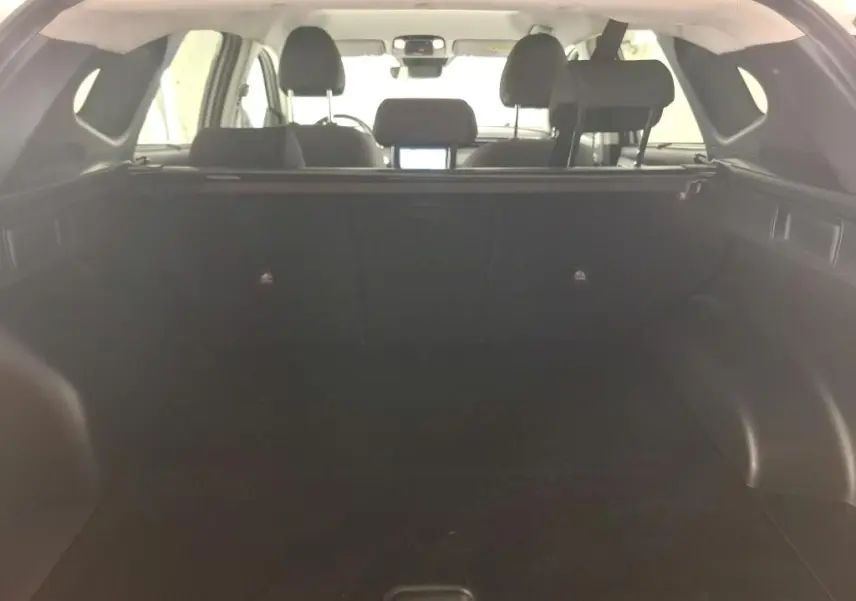 Détail des commandes de lève-vitres et rétroviseurs sur la porte côté conducteur d'un Hyundai Tucson blanc 2021.