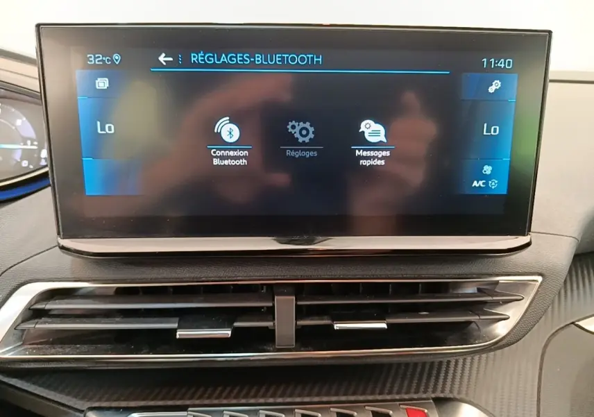 Écran tactile central affichant les réglages Bluetooth sur le tableau de bord d’un Peugeot 3008 gris foncé.