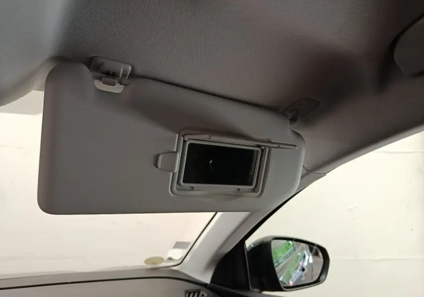 Détail du pare-soleil côté conducteur avec miroir intégré, intérieur gris clair du Peugeot 3008 2022.