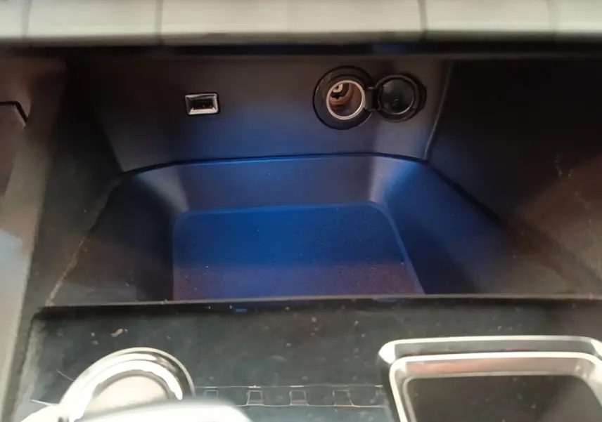 Prise USB et allume-cigare dans le compartiment avant du Peugeot 3008 gris foncé, version 2022 Active Pack.