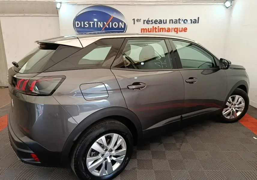 Vue côté droit arrière d’un Peugeot 3008 gris foncé avec feux arrière à LED et jantes alliage argentées.